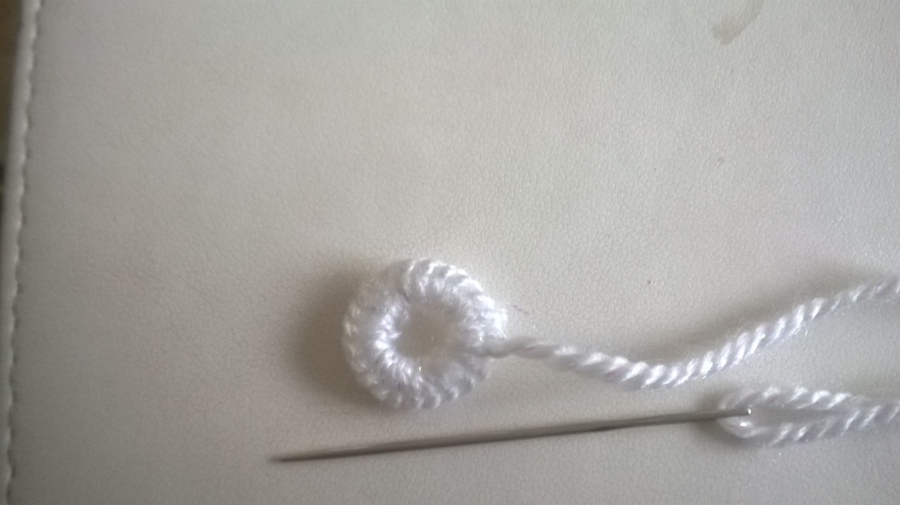 Esimene ring tehtud, teen alati kaks ringi. Nii peidab esimese ringi apsakad, nööp jääb tugevam ja ka ilusam