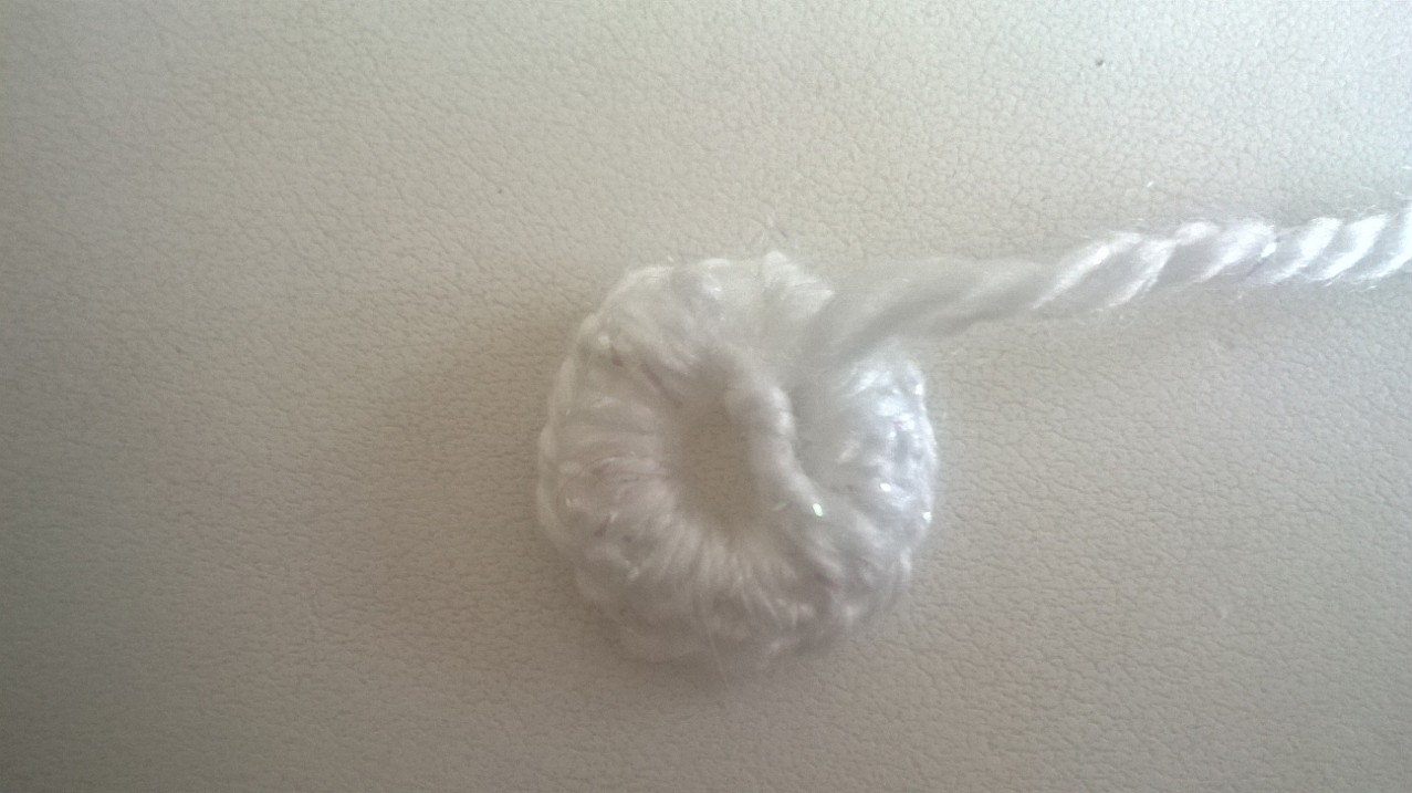 Sanga keerutan lõngaga üle, peidan lõngaotsa ära.